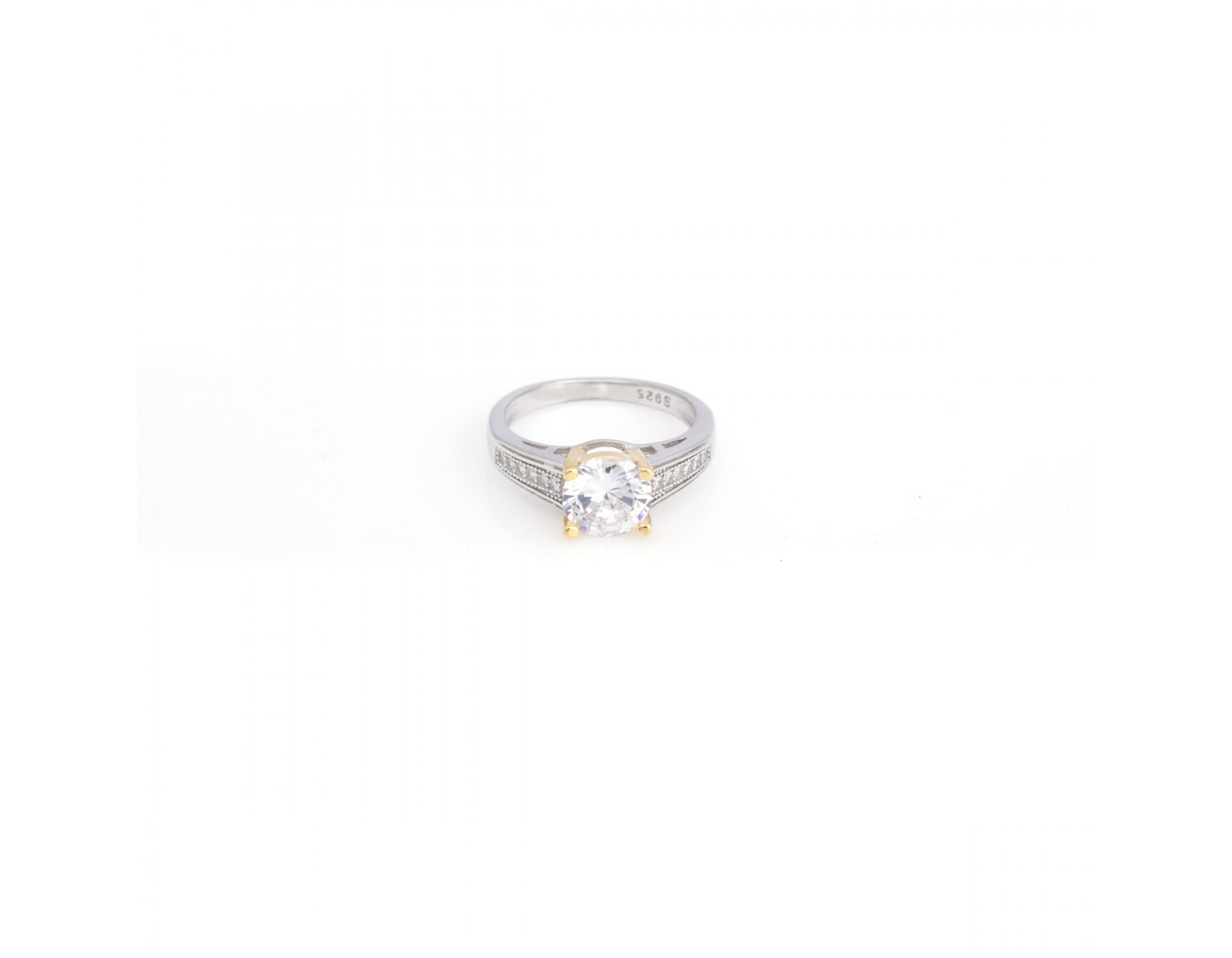 Always charming 3 Stone Diamond Ring | Radiant Bay